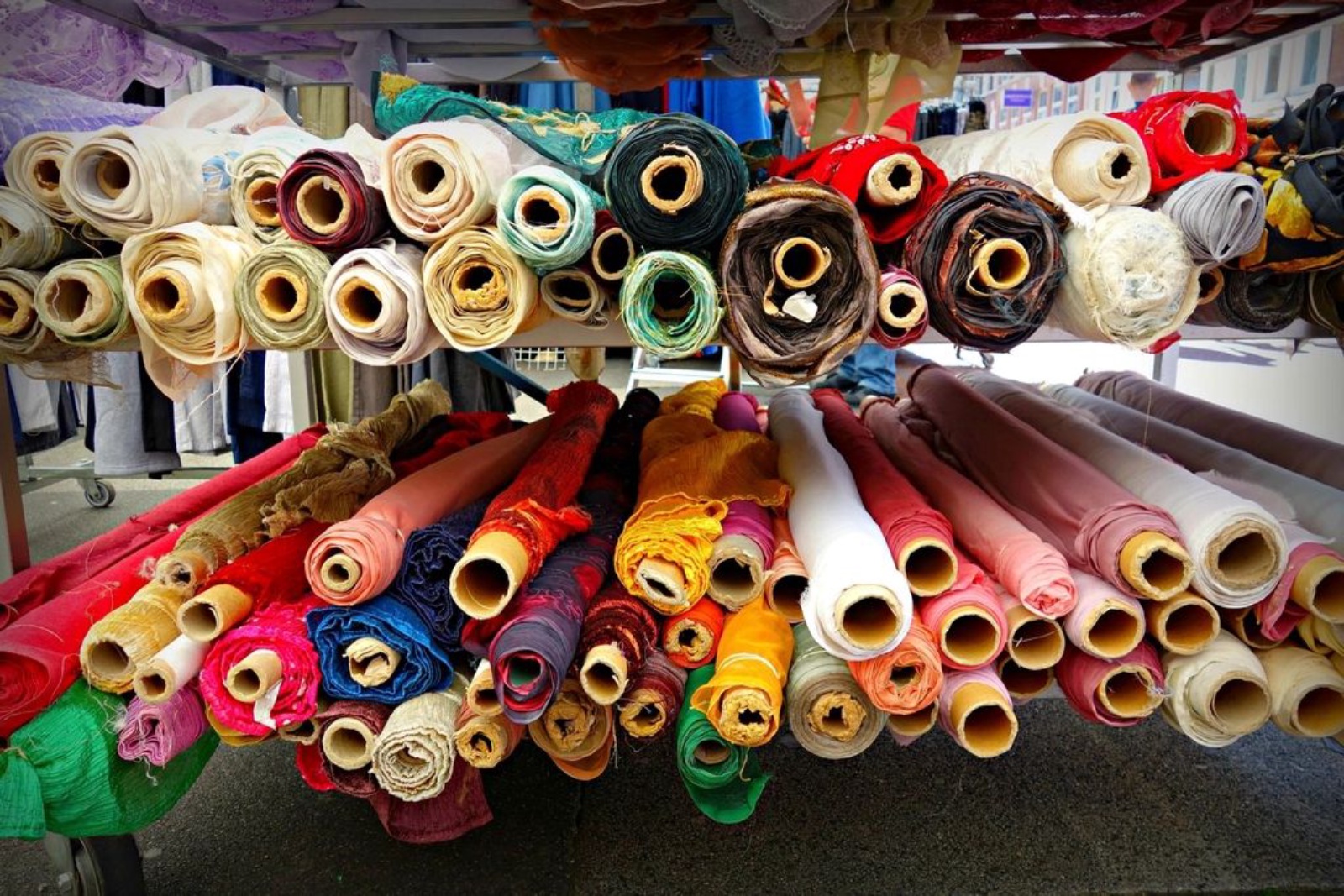 Rouleaux de tissus colorés sur les étagères de la boutique